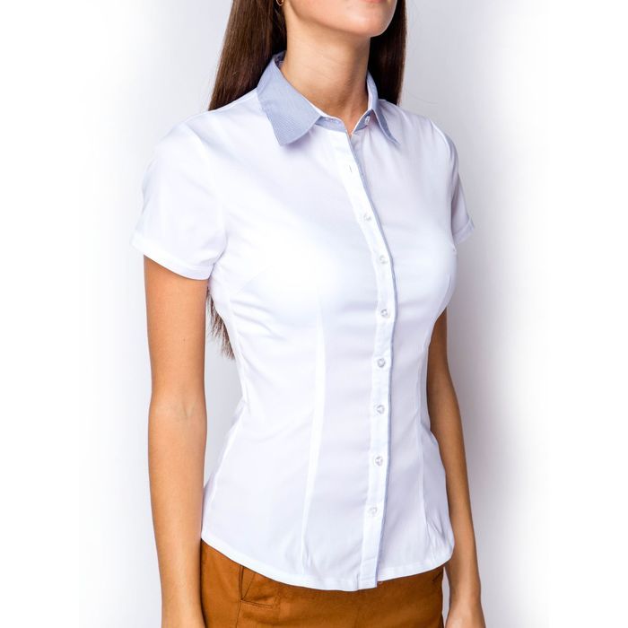 Форма блузка. Белая блузка с коротким рукавом. Белая блузка с коротким рукавом женская. Рубашка женская приталенная с коротким рукавом. Приталенная блузка с коротким рукавом.